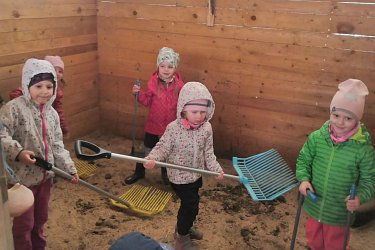 výlet na Jarošův statek - Pampelišky a Pomněnky