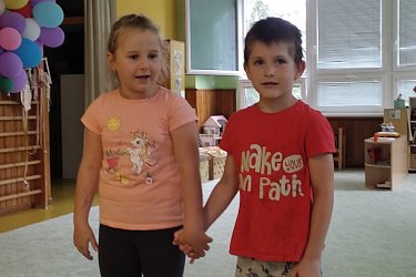 Včelky se loučí se včelkou
