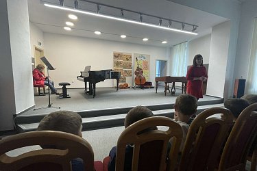 Návštěva ZUŠ Broučci, Housenky