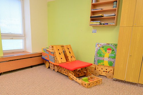 stavba ze stavebnic dostupných v dětské ložničce u Rosniček